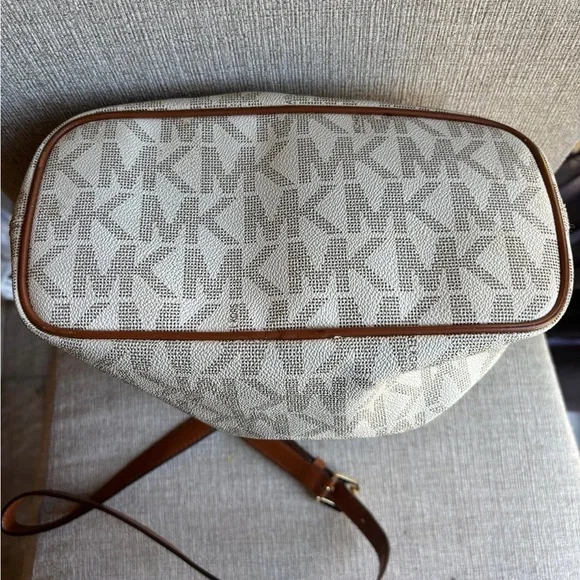 Michael Kors Designer Cream and Brown Bucket Bag - Picture 2 of 6
